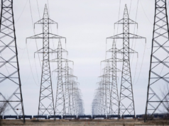 Reparación completada de la línea eléctrica que abastece a una comunidad remota del norte de Manitoba Reparación completada de la línea eléctrica que abastece a una comunidad remota del norte de Manitoba