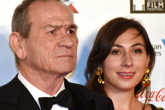 Victoria Jones, atriz e filha de Tommy Lee Jones, é encontrada morta em hotel de San Francisco Victoria Jones, atriz e filha de Tommy Lee Jones, é encontrada morta em hotel de San Francisco